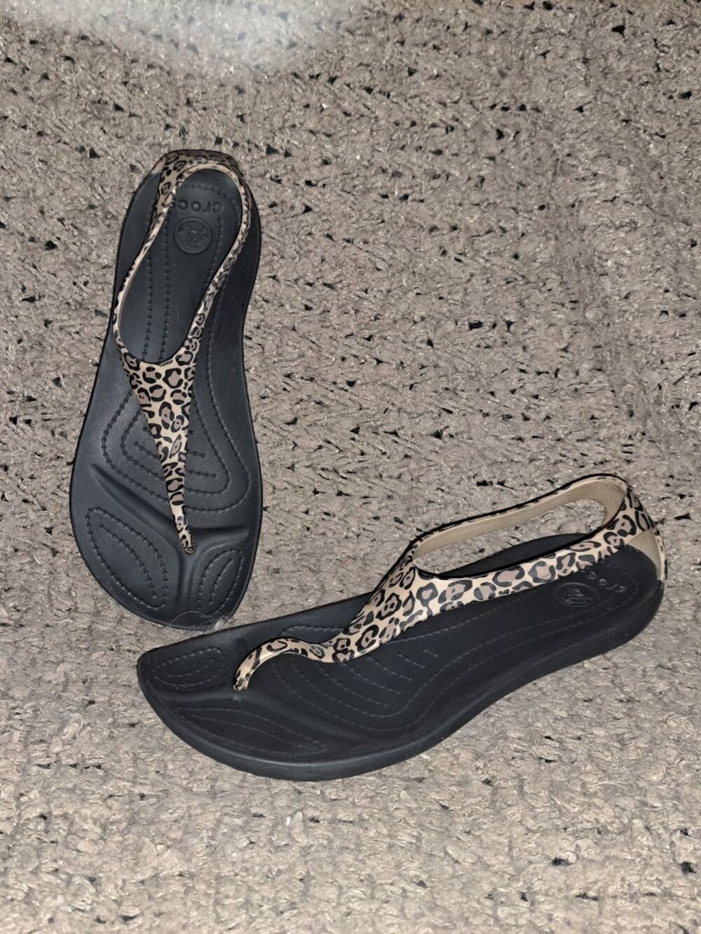 CROCS-Serena Sexi Wild Flip Sandals-Leopard Print Thongs-Sz 7-Excellent